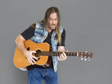  sakallı adam gitar çalmak