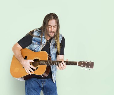  sakallı adam gitar çalmak