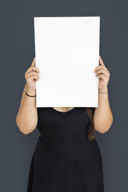 kadın stüdyoda poz