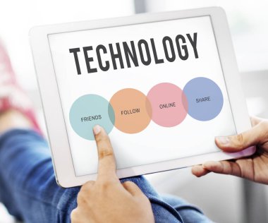 Dijital tablo kullanan kişi