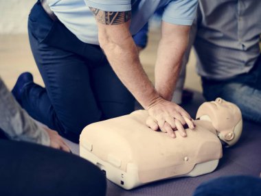 CPR ilk yardım eğitimi öğrenme insanlar 