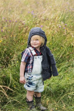 küçük çocuk açık havada