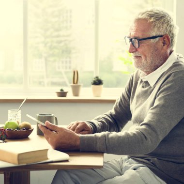 Cep telefonu kullanan adam