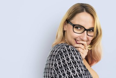 stüdyoda gülümseyen kadın