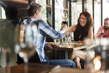 Romantik randevusu olan çift. 