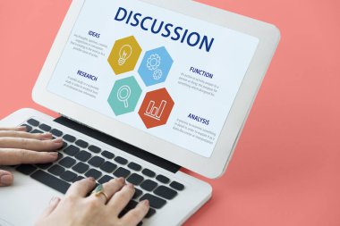 Dizüstü bilgisayarda çalışan kadın