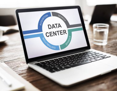 Açık tablo üstünde laptop