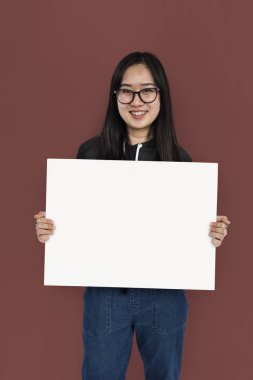 kadın stüdyoda poz