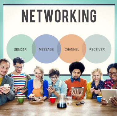 Dijital cihazlar çok ırklı insanlarla.