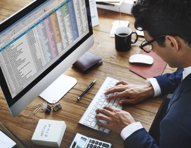 bilgisayarla çalışma iş adamı