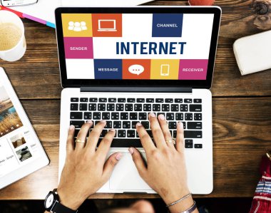 klavyede yazarak kişi eller