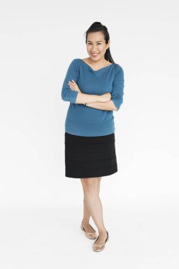 güzel Asyalı ayakta ve gülümseyen kadın 