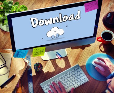 İşyeri masada bilgisayar kullanan adam