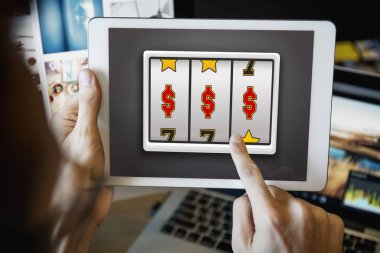 Dijital tablet kullanan adam