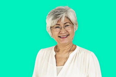 kadın stüdyoda poz 