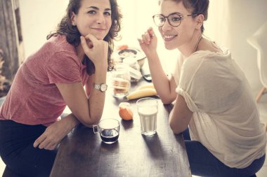 Lezbiyen çift birlikte vakit geçiriyor.