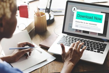 Dizüstü bilgisayarda çalışan kadın 