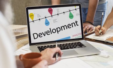 dizüstü bilgisayarda çalışan mimar