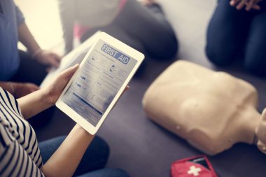 CPR ilk yardım eğitimi öğrenme insanlar 