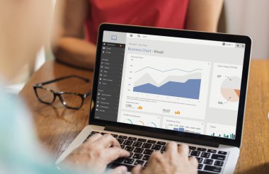  Dizüstü bilgisayar kullanan çift 