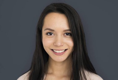 Stüdyoda genç bir kadın 