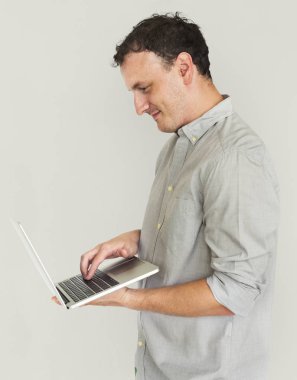 Studio dizüstü bilgisayar kullanan adam