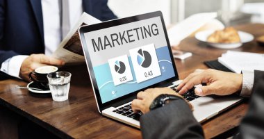 Dizüstü bilgisayarda çalışan iş adamı 