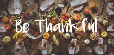 Tablo ile lezzetli yemekler servis