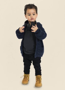 kulaklıklar ile küçük çocuk