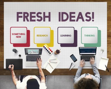 dizüstü bilgisayarlarda çalışan insanlar