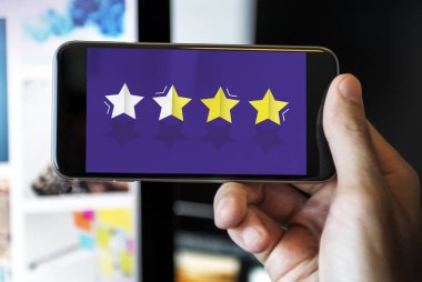 Dijital tablet kullanan adam