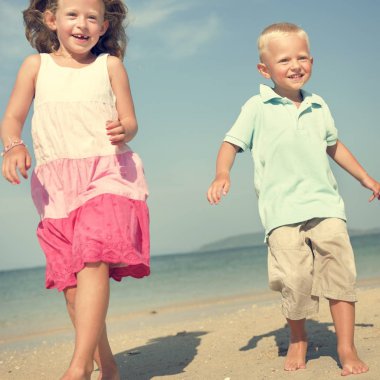 Sahilde oynayan çocuklar