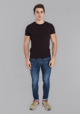 genç yakışıklı adam ayakta