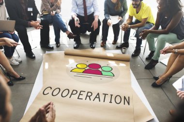 Daire içinde oturan çeşitlilik insanlar