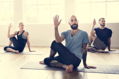 Yoga pratik egzersiz yaparak arkadaşlar 