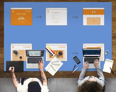 dizüstü bilgisayarlarda çalışan insanlar