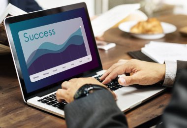 Dizüstü bilgisayarda çalışan iş adamı 