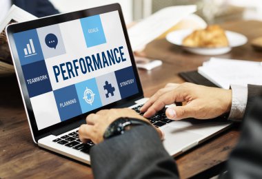 Dizüstü bilgisayarda çalışan iş adamı 