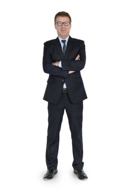 Genç adam gülümsüyor