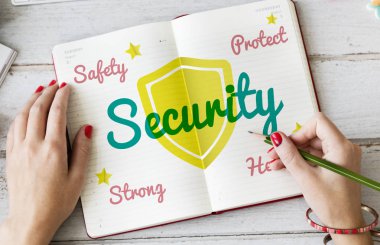 Günlüğe notlar yazan kadın