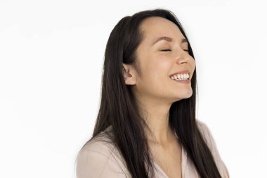 Stüdyoda genç bir kadın 