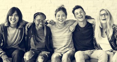 Öğrenciler birlikte sarılma