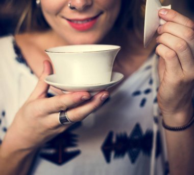 Genç bayan çay içiyor.