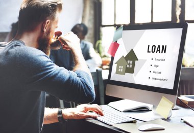 kahve içme ve bilgisayarla çalışma adam