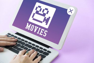 Dizüstü bilgisayarda çalışan kadın