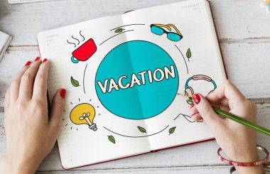 Günlüğe notlar yazan kadın