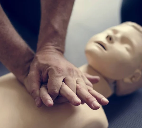 Orang-orang belajar CPR Pertama Bantuan Pelatihan — Stok Foto