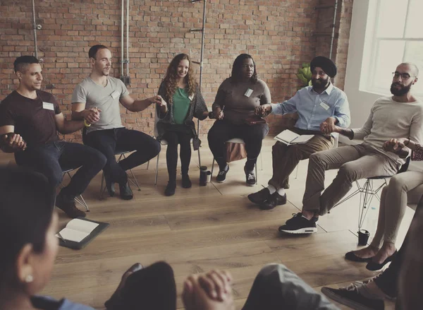 Mensen tijdens de bijeenkomst in Office — Stockfoto