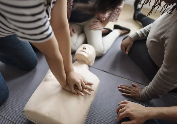 CPR ilk yardım eğitimi öğrenme insanlar — Stok fotoğraf