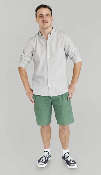 Hombre con camisa y pantalones cortos — Foto de Stock